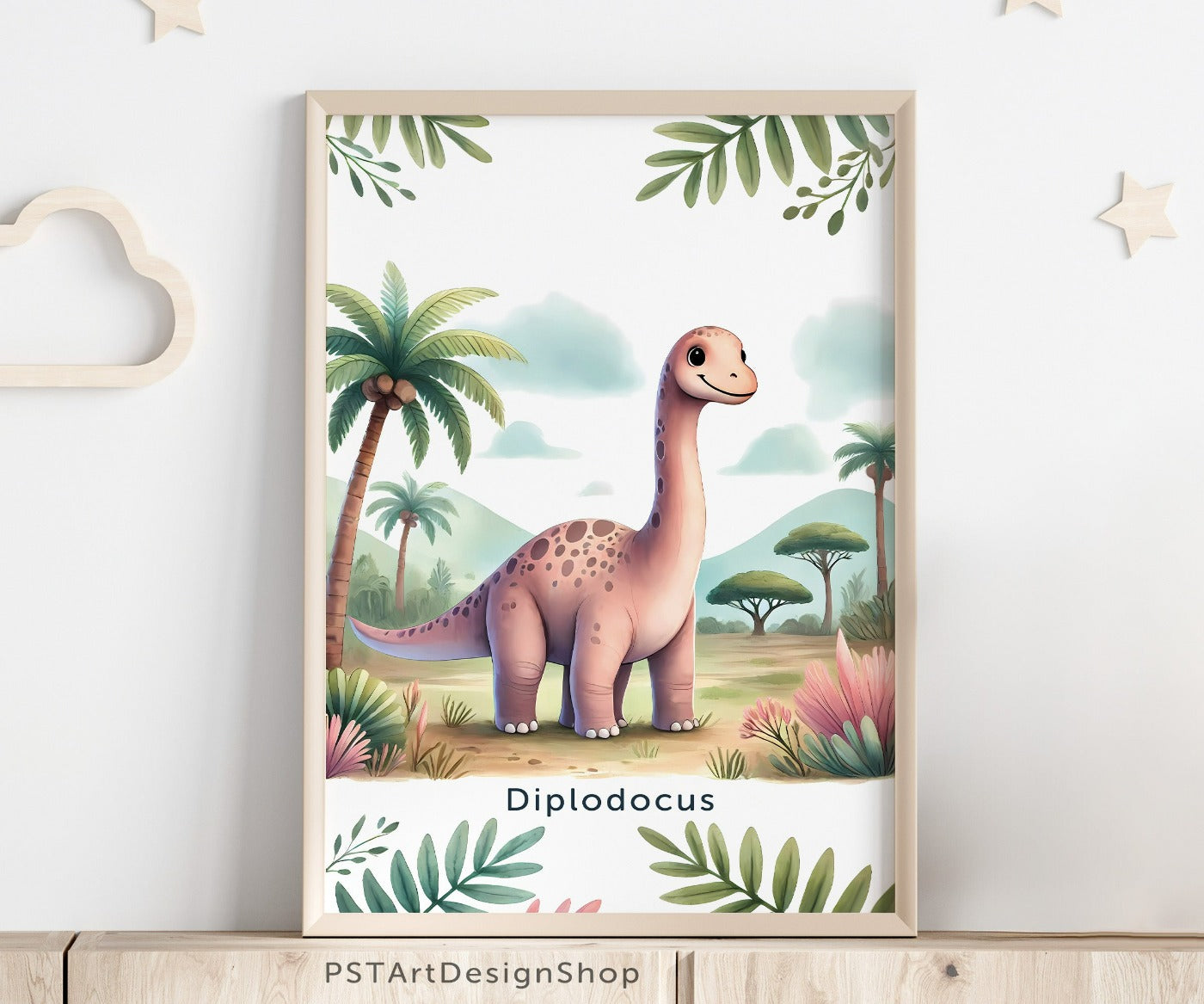 Fröhlicher Diplodocus Dinosaurier auf einem Poster für Kinderzimmer, ideal für Jungen und Mädchen, erhältlich in den Größen 15x20cm, DIN A4 und DIN A3 und 30x 40cm, perfekt als Wandkunst und Deko Bild zum aufhängen.