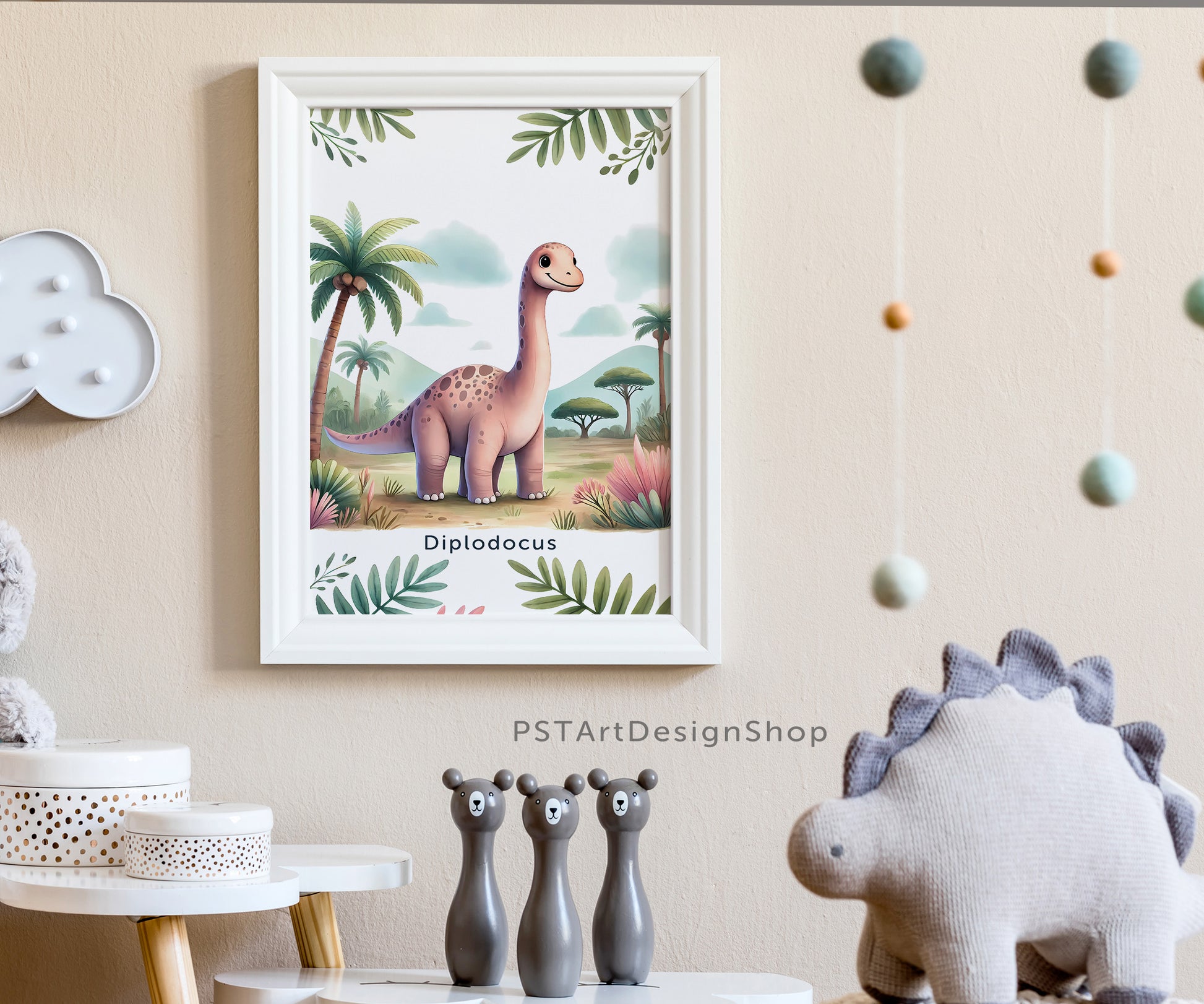 Fröhlicher Diplodocus Dinosaurier auf einem Poster für Kinderzimmer, ideal für Jungen und Mädchen, erhältlich in den Größen 15x20cm, DIN A4 und DIN A3 und 30x 40cm, perfekt als Wandkunst und Deko Bild zum aufhängen.