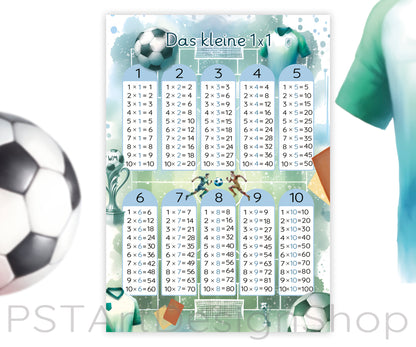 Farbenfrohes Multiplikationsposter für Kinder mit Fußballmotiven, zeigt das kleine Einmaleins von 1 bis 10, perfekt für Grundschulkinder, Eltern und Lehrer, um Mathematik auf spielerische Weise zu lernen. Jetzt im PSTArtDesignShop erhältlich