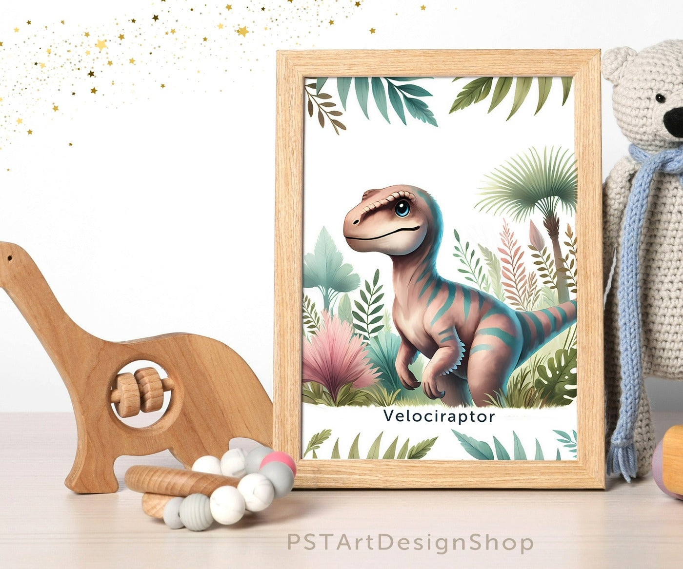 Fröhlicher Velociraptor Dinosaurier auf einem Poster für Kinderzimmer, ideal für Jungen und Mädchen, erhältlich in den Größen 15x20cm, DIN A4 und DIN A3 und 30x 40cm, perfekt als Wandkunst und Deko Bild zum aufhängen.