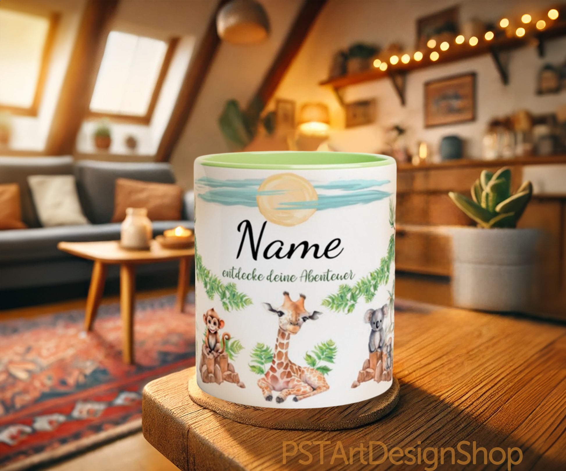 Personalisierte Dschungel-Keramiktasse für Kinder mit individuell auswählbarem Namen und Motiv, erhältlich in Löwe, Affe oder Giraffe, ideal als Geschenk für Geburtstage, Weihnachten oder besondere Anlässe, spülmaschinenfest und schadstofffrei, liebevoll gestaltet von PSTArtDesignShop